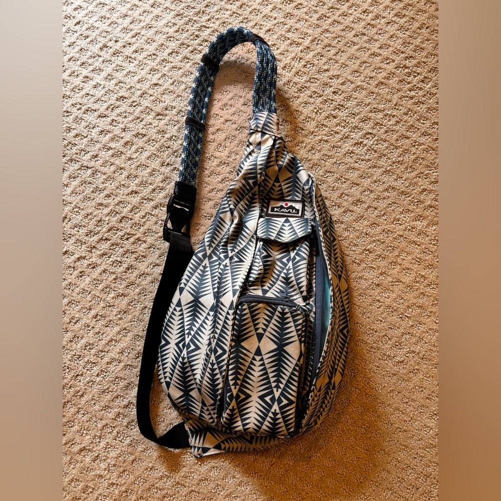 Kavu Black and White Geometric Sling Bag waterproof - Picture 1 of 3